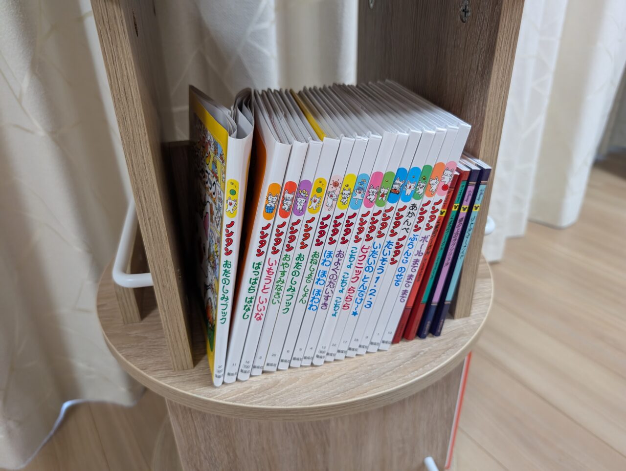 回転式絵本ラックの紹介